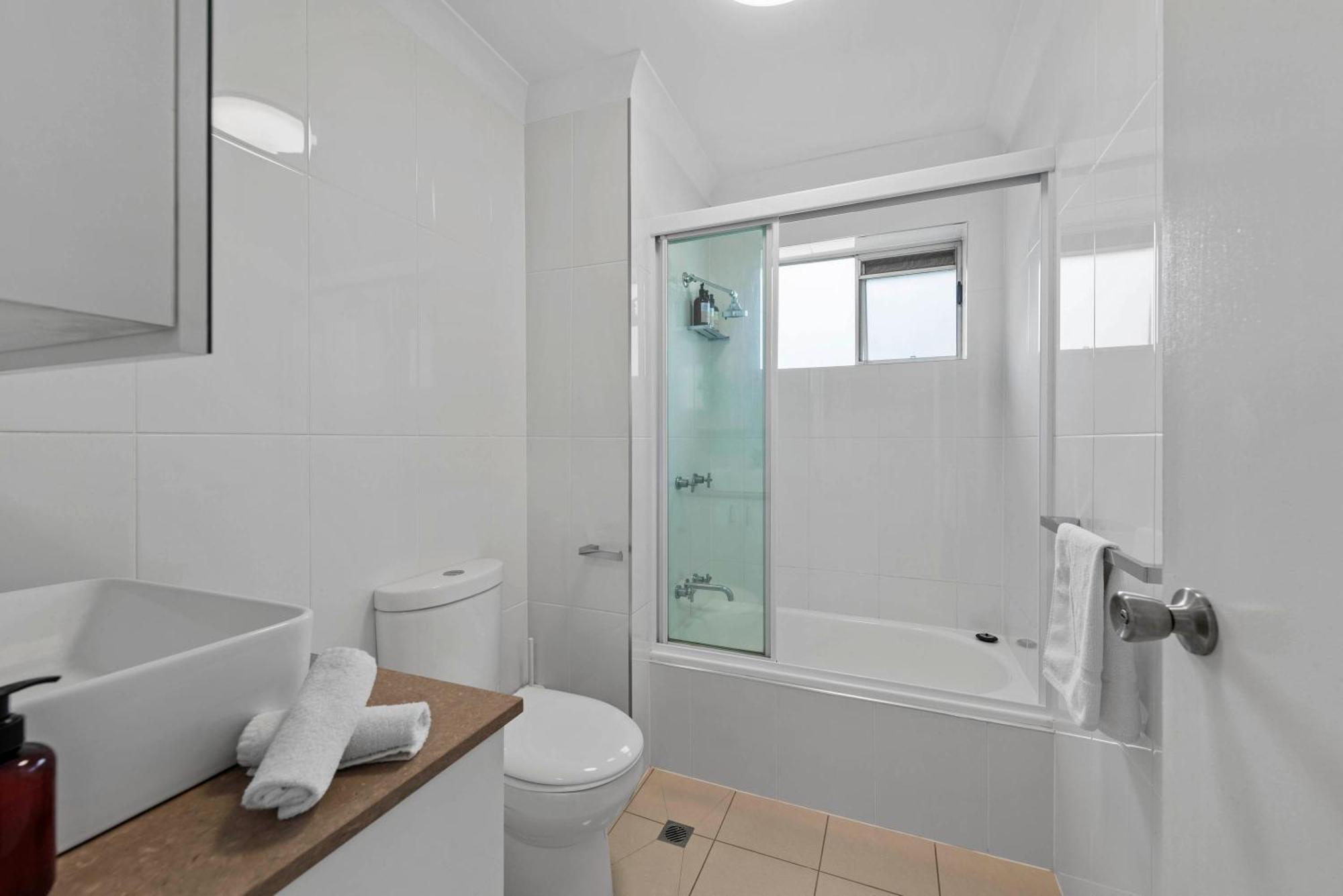 Quiet 3brm Near Gabba With Free Parking & Wifi Apartment