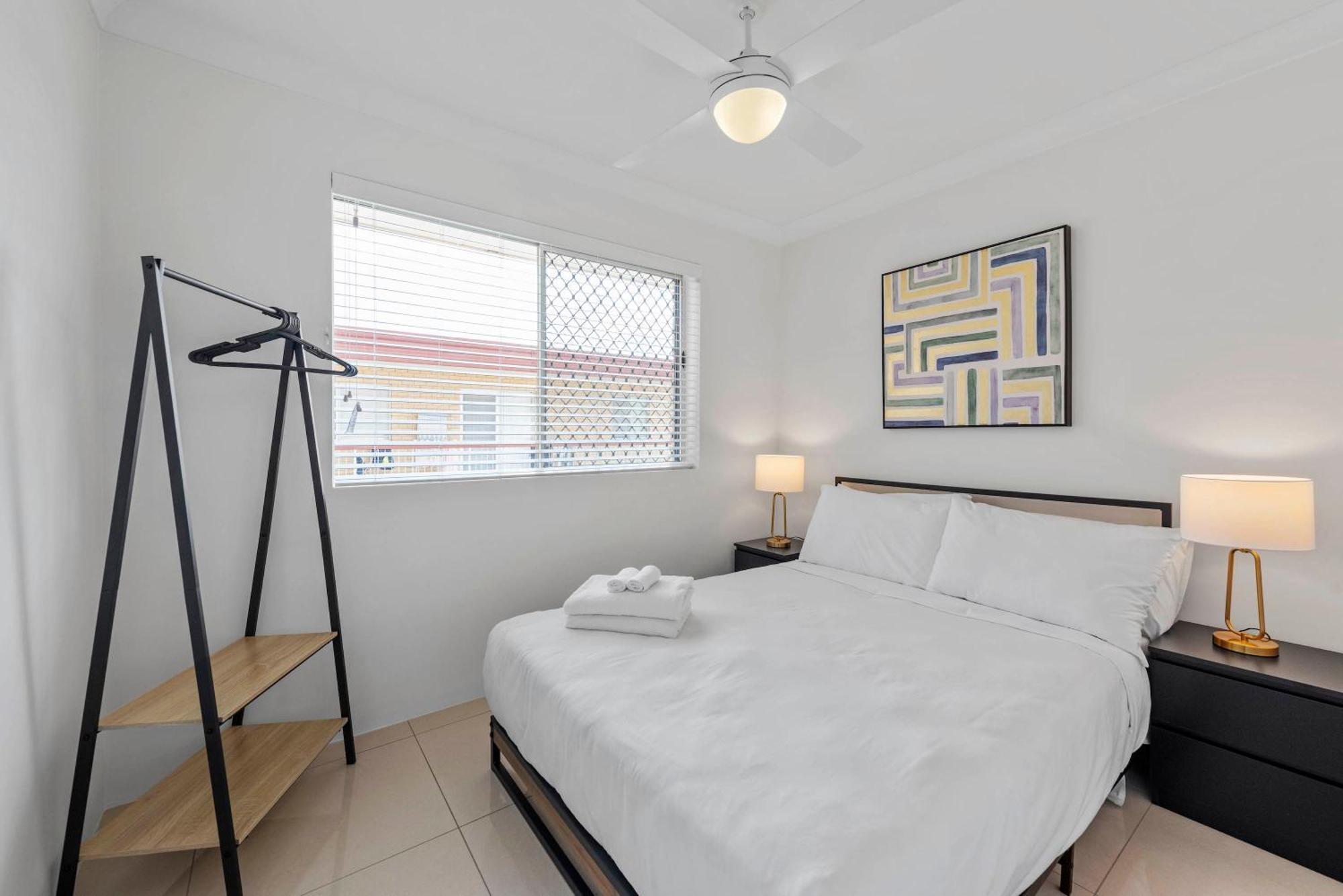 Apartment Quiet 3brm Near Gabba With Free Parking & Wifi *